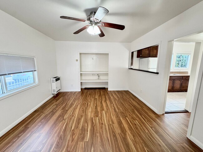 Building Photo - 5223 De Longpre Ave