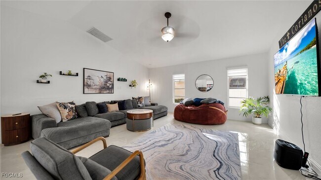 Building Photo - 3730 SE 4th Ave