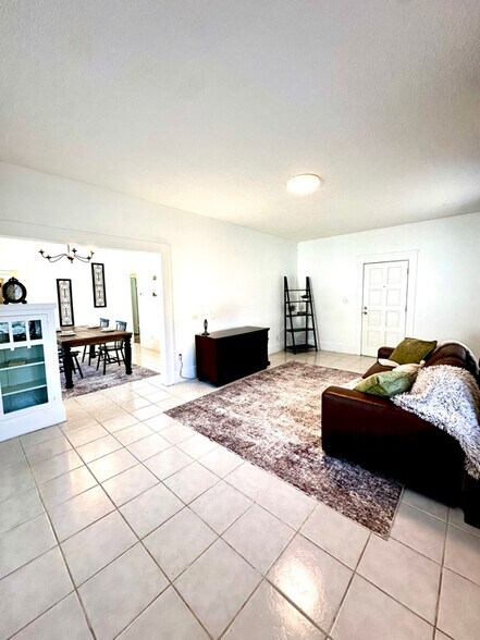 Building Photo - 236 S Charles St