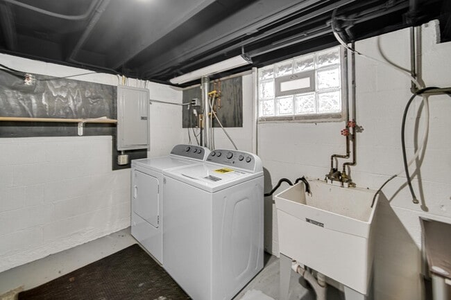 Building Photo - 303 N Harvey St