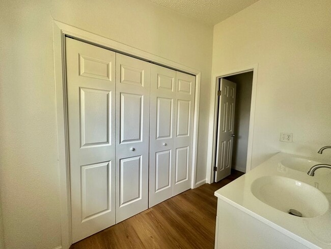 Building Photo - AVAILABLE NOW!