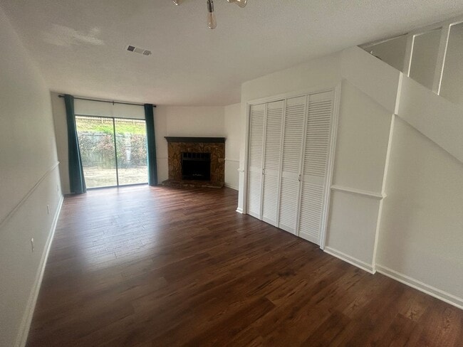 Building Photo - Forest Hills Racquet Club Townhome