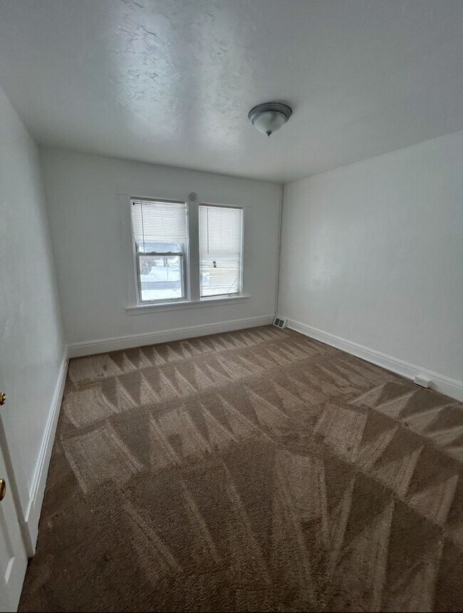 Building Photo - 1st month free w/ 2 or 3 year lease on lar...