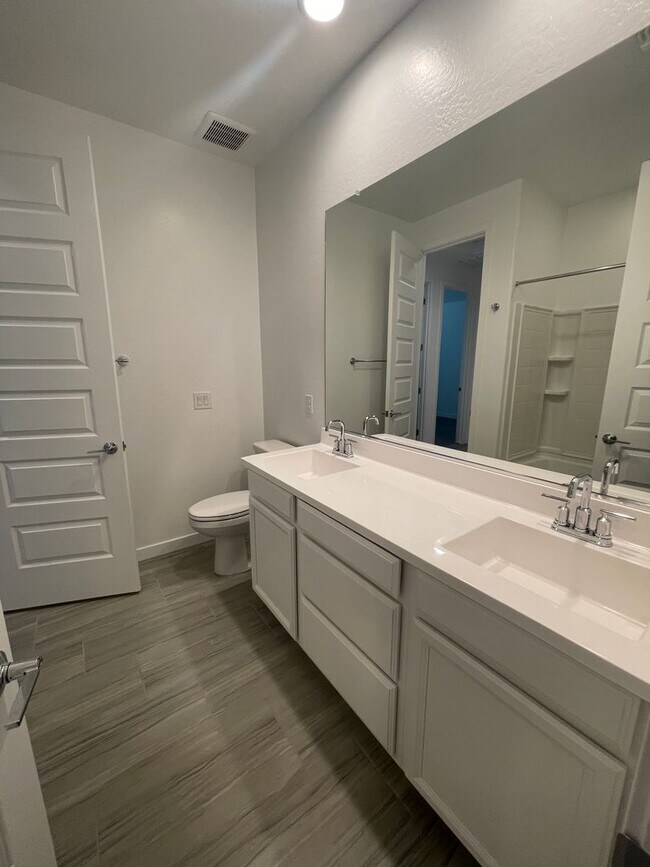 Building Photo - 9343 W Glenrosa Ave