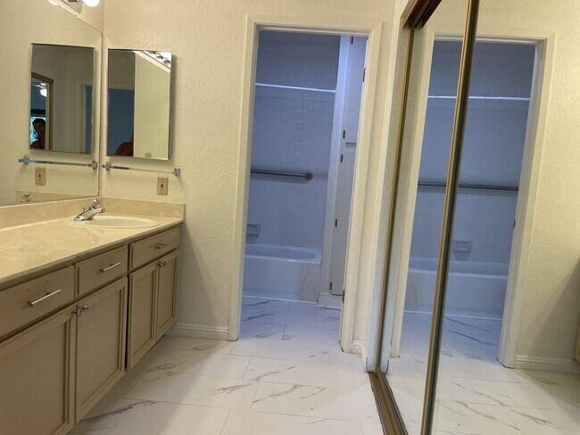 Building Photo - 2 Bedroom View Condo of Truckee River!