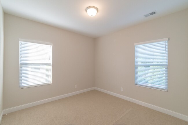 Building Photo - Spacious & Elegant 4 Bedroom Home in Fort ...