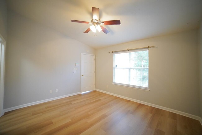 Building Photo - 1121 Mosswood Chase