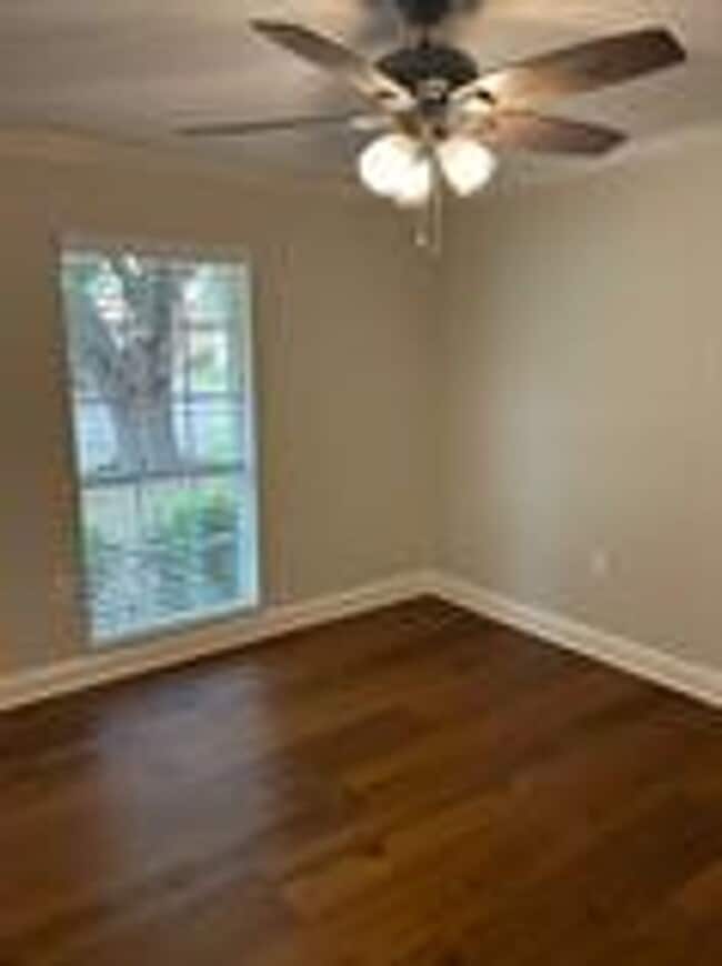 Building Photo - Spacious 3 bed/2 bath rental - Available early June!