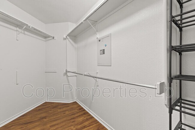 Building Photo - 5132 Columbia Dr