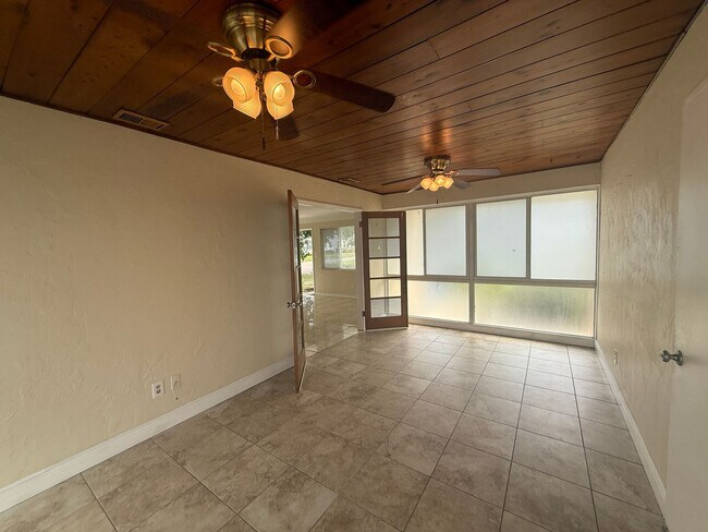 Building Photo - Highly Desired Tyrone home 2/1.5