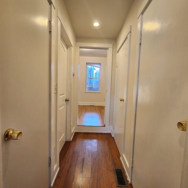 Building Photo - Bright and spacious one bedroom units in a great location in Brewerytown