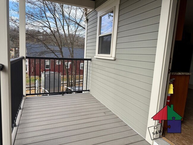 Building Photo - 14 Ayers St