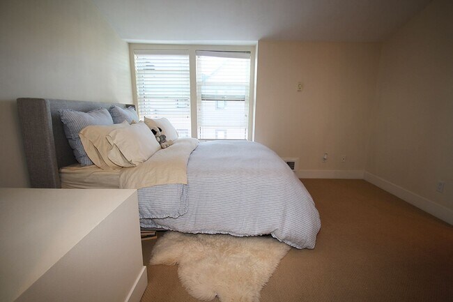 Building Photo - LUXURY 2-BED BALLARD TOWNHOME FOR RENT WIT...