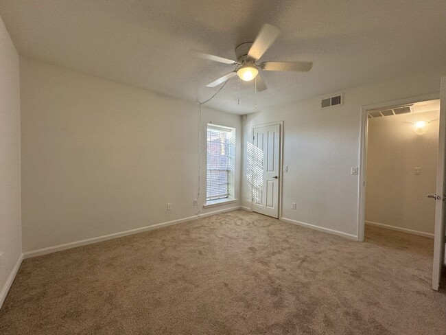 Building Photo - **MOVE IN SPECIAL***2ND FLOOR ONE BEDROOM ...