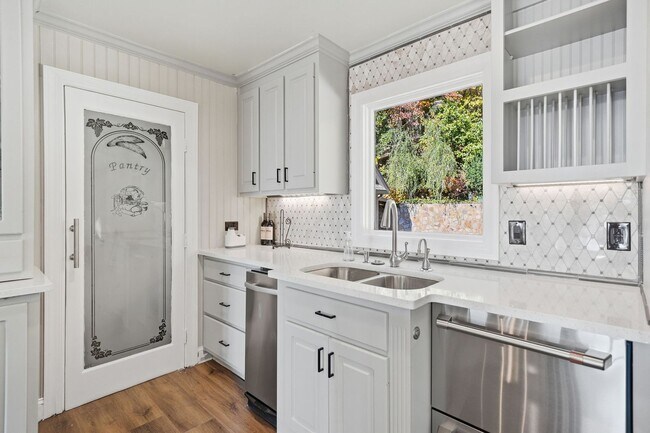 Building Photo - FULLY FURNISHED! Magnificent Panoramic Views!!