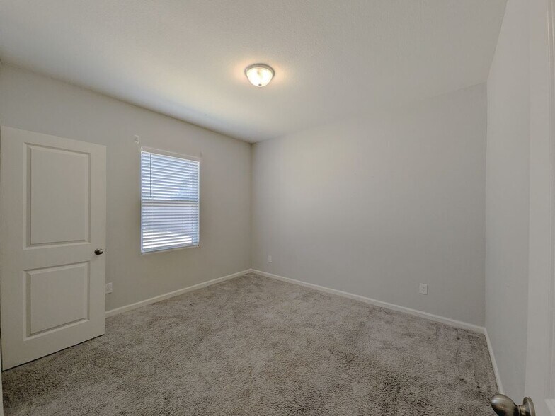 Building Photo - 2905 Aspen Dr
