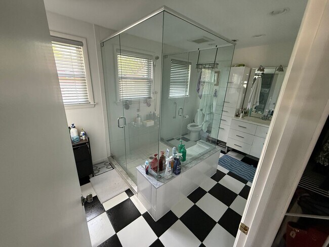 Building Photo - Large House in Cherry Hill East for Rent