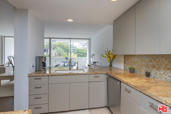 Building Photo - 8787 Shoreham Dr