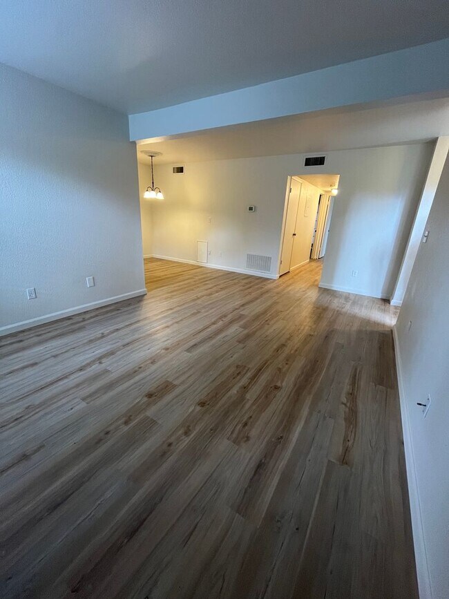 Building Photo - 2BR|2BA|994SF| - Ground Floor Condo, Nice ...