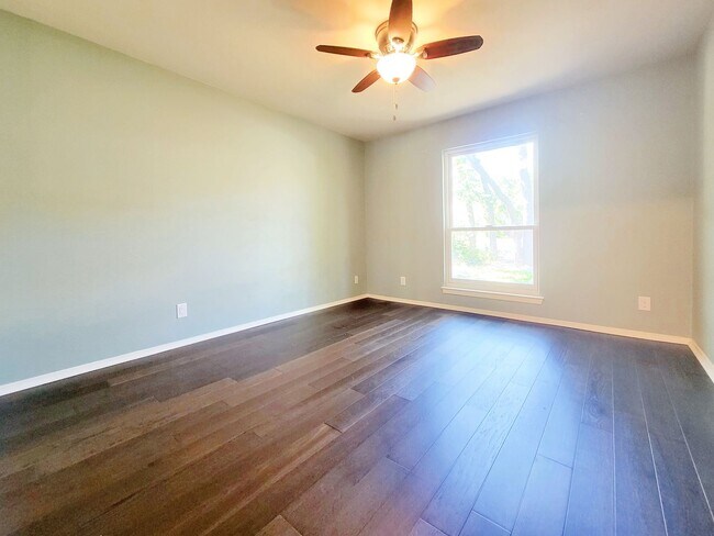 Building Photo - 3 Bed, 2 Bath Single-Level Gem with Firepl...