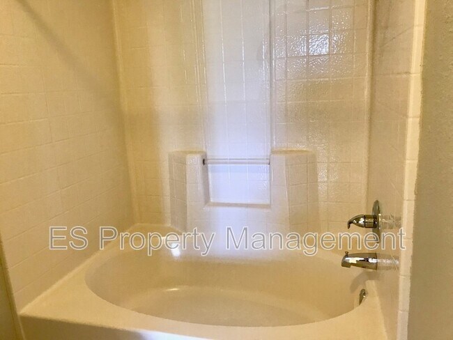 Building Photo - 4481 Redcliff N Ln