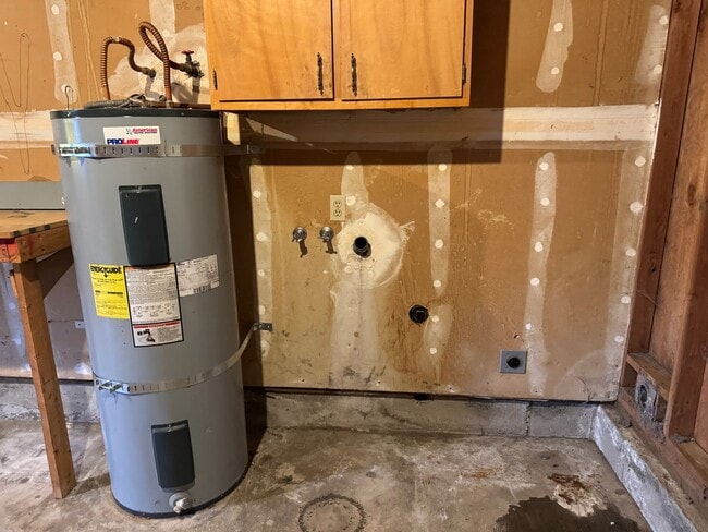 Building Photo - Updated 2 bedroom 1 1/2 bath duplex in Springfield!  MOVE IN SPECIAL!