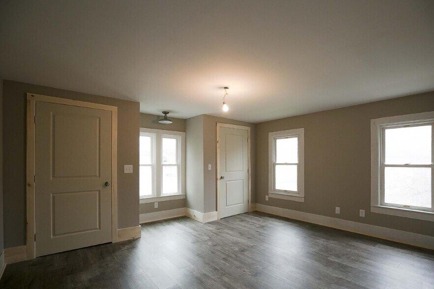 Building Photo - 122 Sayre St