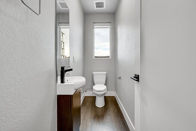 Building Photo - $3,175.00 - 2 Bedrooms, 2.2 Bathrooms, Tow...