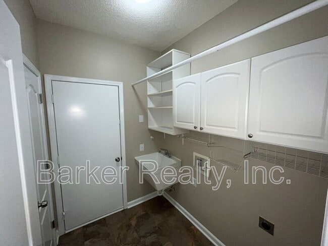 Building Photo - 2312 Colony Woods Dr