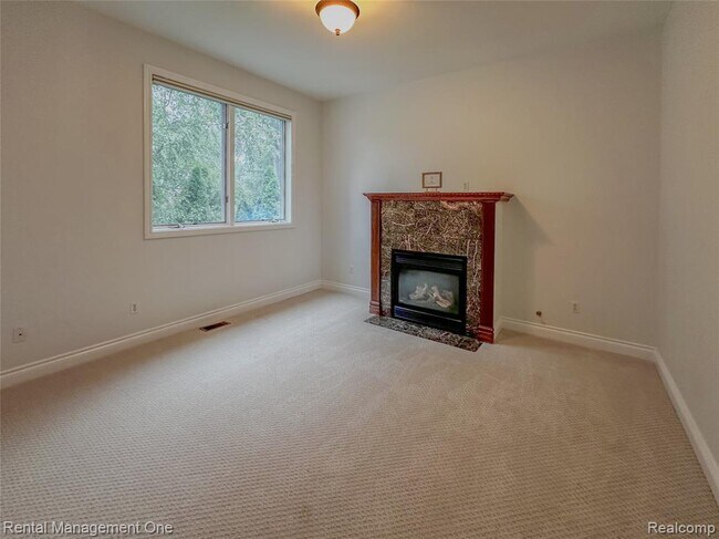 Building Photo - 5742 Putnam Dr