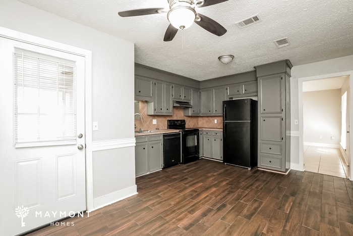 Building Photo - 1020 College South Cove