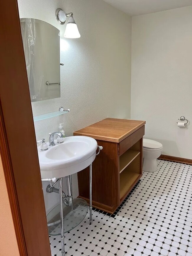 Building Photo - CUSTOM 3BD 2.5BA HARDWOOD FLOORS THROUGHOUT