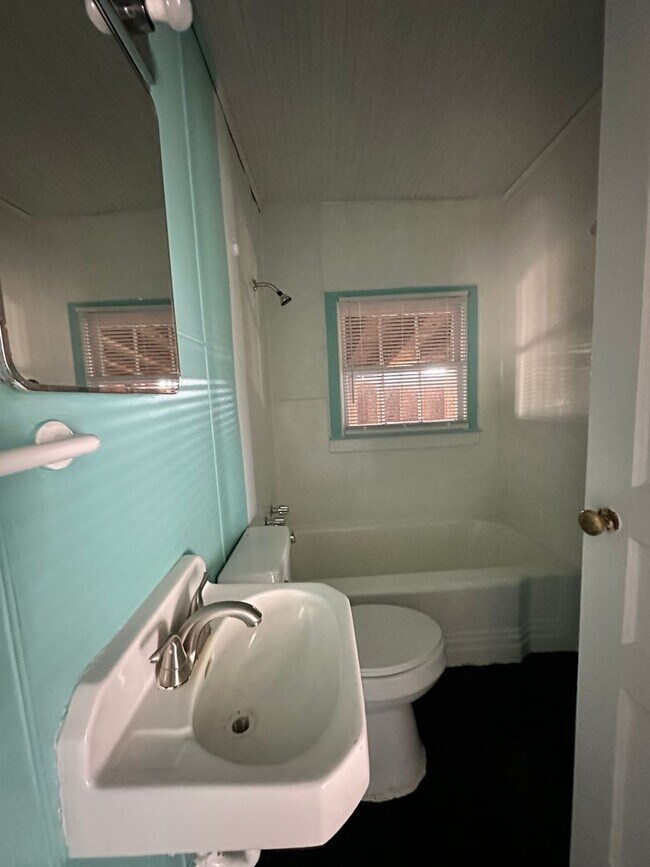 Building Photo - 2 Bedroom one bathroom on Corner Lot
