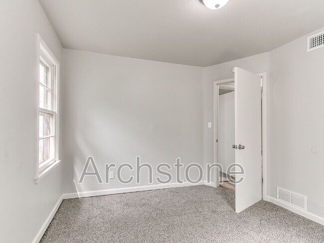 Building Photo - 2312 Mustang St