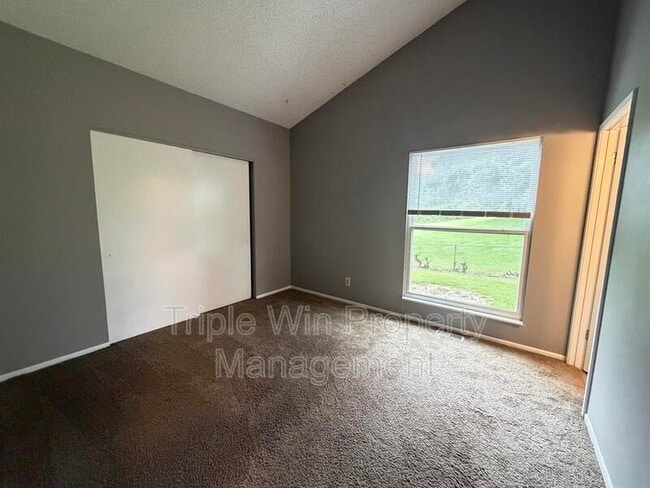 Building Photo - 2450 Jenkee Dr