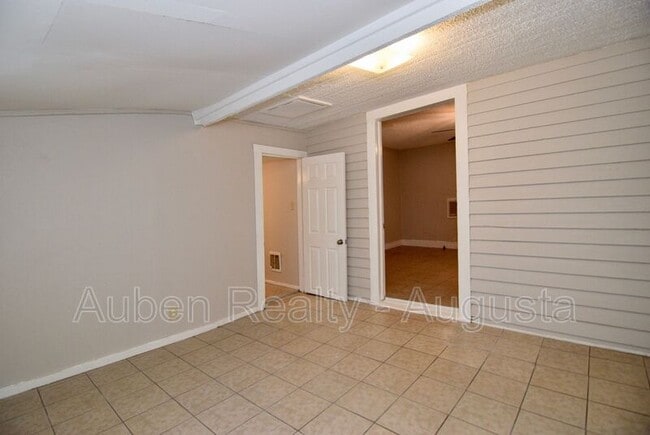 Building Photo - 2058 Battle Row