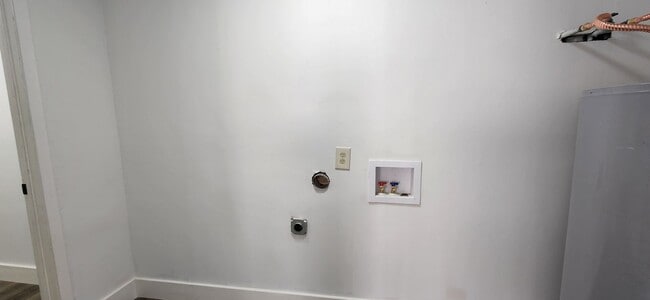 Building Photo - Completely Remodeled 3 Bed / 2 Bath Home 1,704 SF