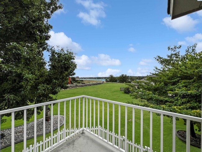 Building Photo - 4 Bedrooms Plus an Office Steps from the R...