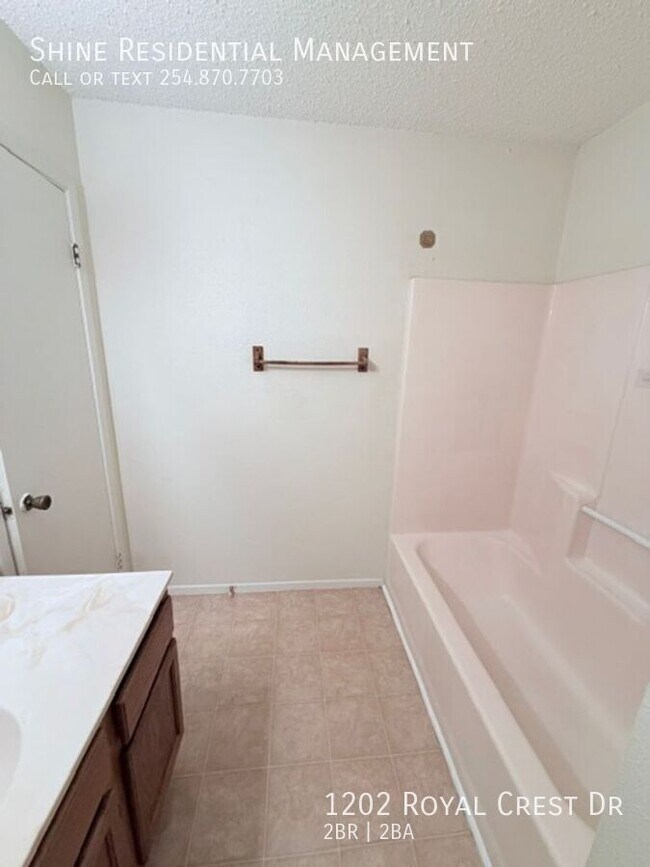 Building Photo - 1202 Royal Crest Dr
