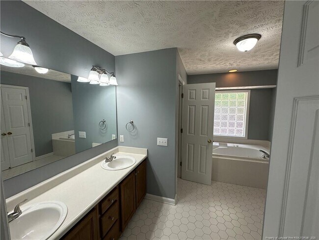 Building Photo - 3521 Harrisburg Dr