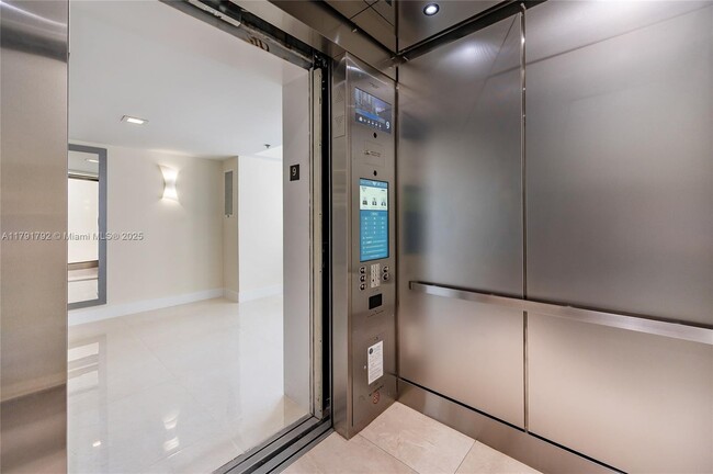 Building Photo - 540 Brickell Key Dr