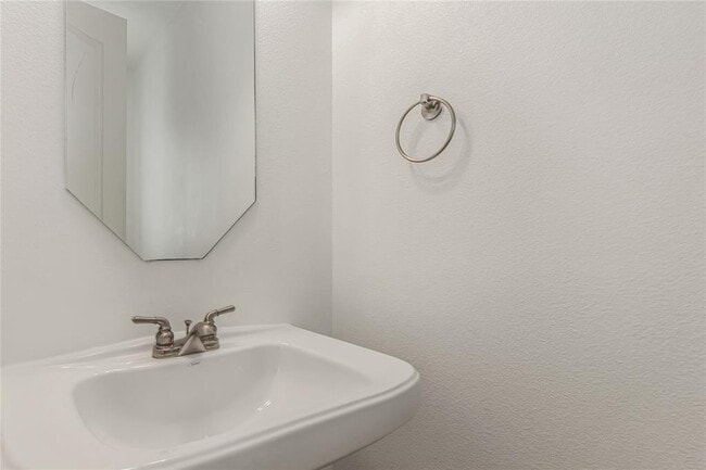 Building Photo - 611 Mazal Ln