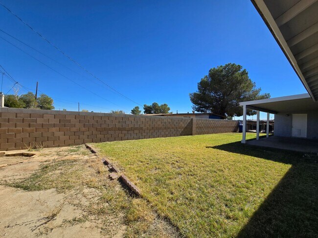 Building Photo - Beautiful 3 Bedroom, 2 Bathroom Home on a Corner Lot – Move-In Ready!