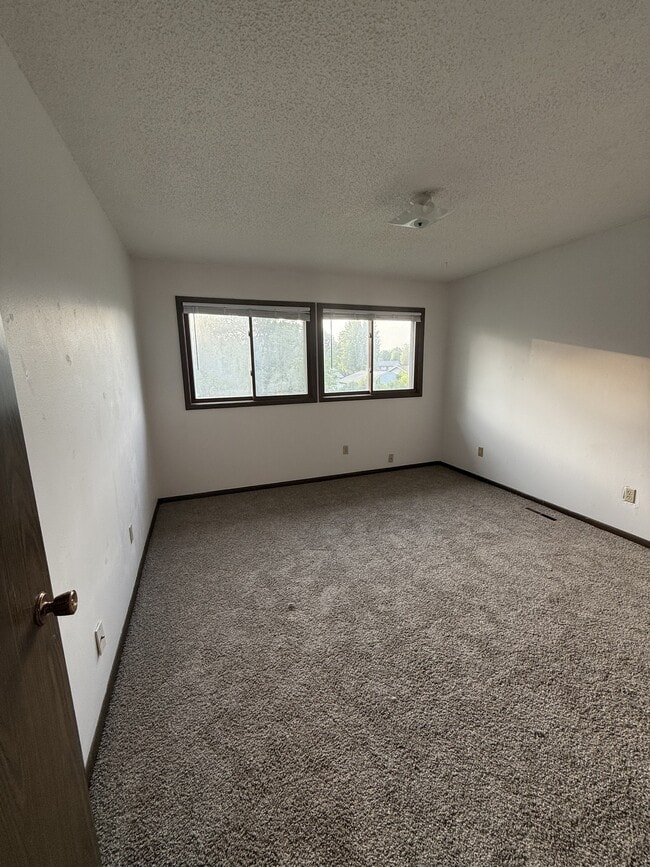 Building Photo - 3915 Southlawn Rd