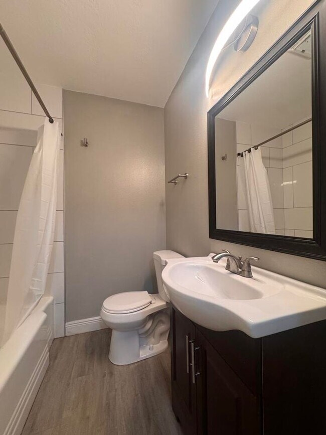 Building Photo - 3/2 with Bonus Room in South Daytona