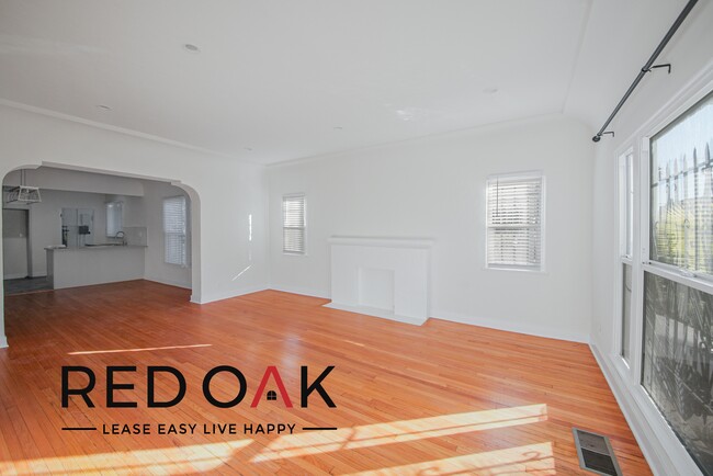 Building Photo - Charming and Spacious Two Bedroom with Sta...