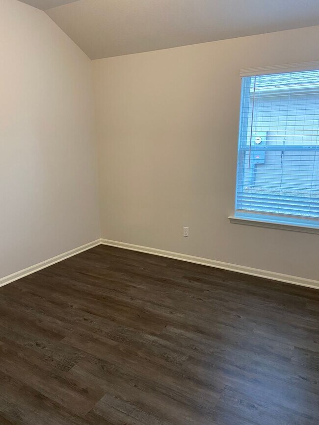 Building Photo - DON’T WAIT — PRE-LEASING NOW! 3 Bed + 2 Bath Home in Oak Wood