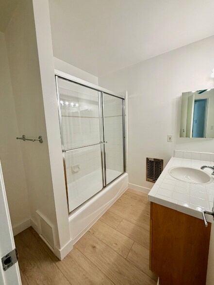 Building Photo - 808-812 Westmount Dr