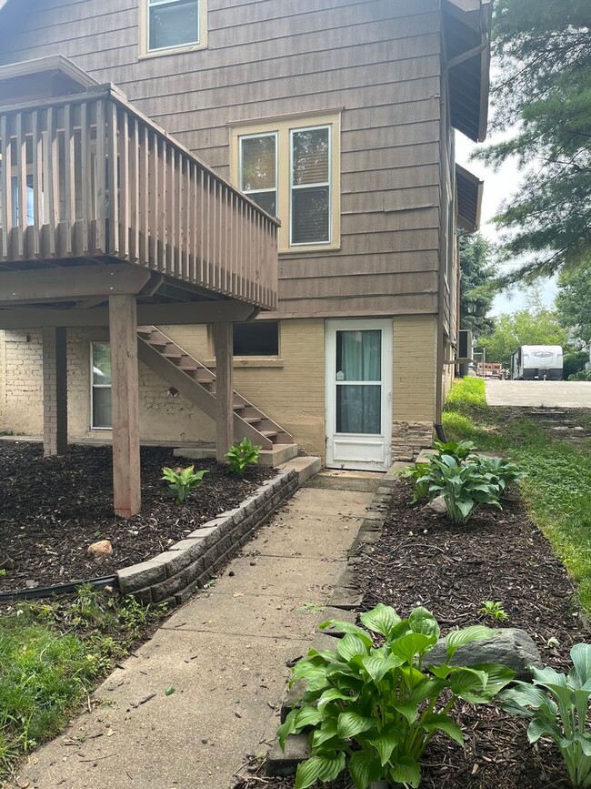 Building Photo - Beautiful 4 Bedroom Home Near Blackstone!
