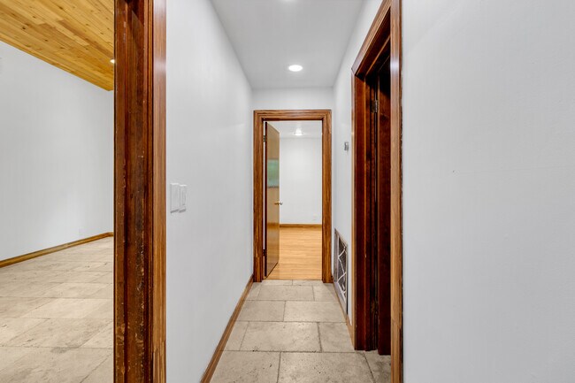 Building Photo - 13400 N Calusa Club Dr